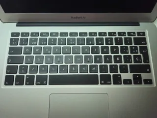 MacBook Air 13 pulgadas con macOS Sequoia 15.5