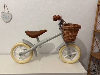 Bicicleta infantil con cesta
