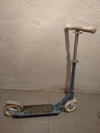 Patinete infantil azul y blanco