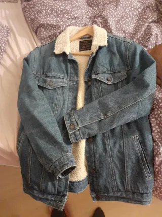 Cazadora vaquera Pull&Bear con borrego