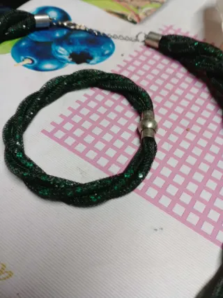 Conjunto collar y pulsera verde brillante
