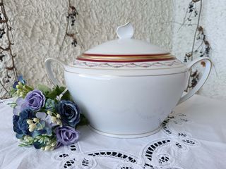 Zuppiera in porcellana con difetto