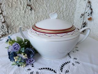 Zuppiera in porcellana con difetto