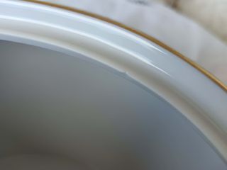 Zuppiera in porcellana con difetto