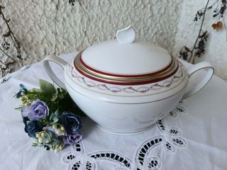 Zuppiera in porcellana con difetto