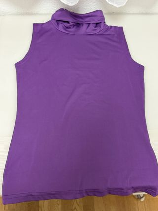 Camiseta sin mangas cuello alto morada