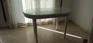 Mesa ovalada de cristal y madera