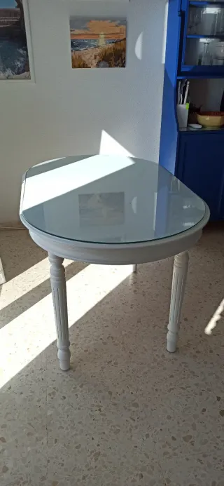 Mesa ovalada de cristal y madera