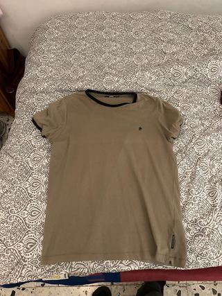 Camiseta beige con logo