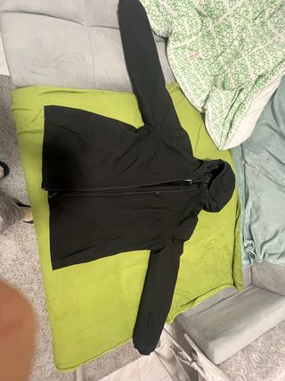 Chaqueta de nieve negra con capucha