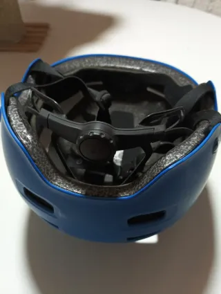 Casco azul para niñ@s y protecciones .