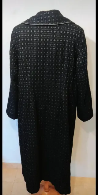 Abrigo largo negro con cuello Peter Pan