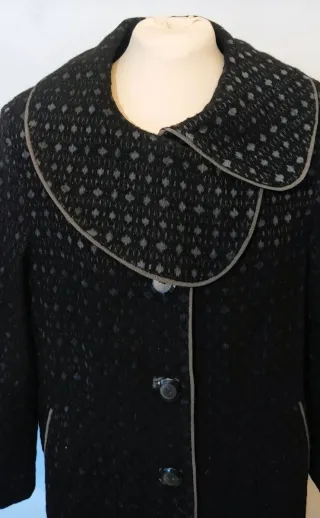 Abrigo largo negro con cuello Peter Pan