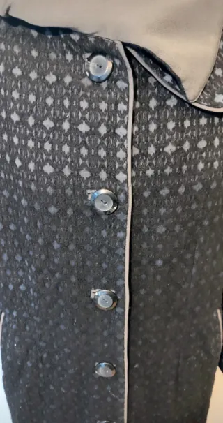 Abrigo largo negro con cuello Peter Pan