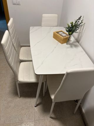 Mesa y 4 Sillas Comedor