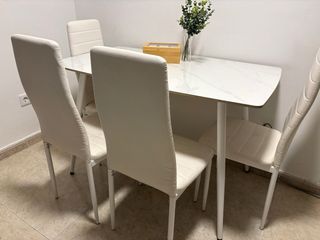 Mesa y 4 Sillas Comedor