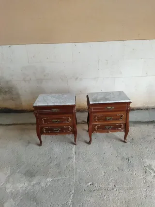 Mesitas de noche de madera y mármol