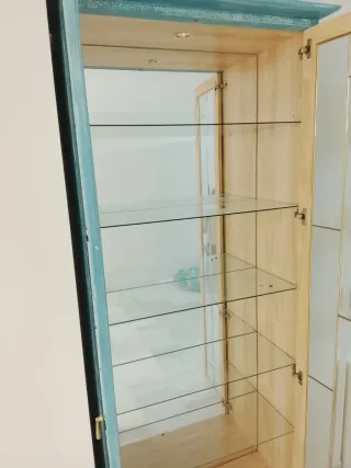 Mueble expositor de cristal y madera