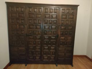 Cabecero, armario castellano y  lamparas