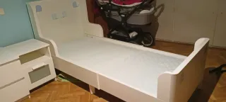 Cama infantil blanca con colchón
