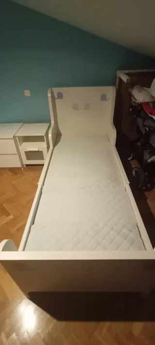 Cama infantil blanca con colchón