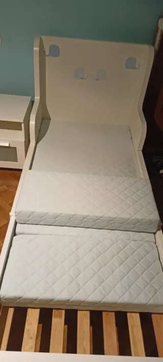 Cama infantil blanca con colchón
