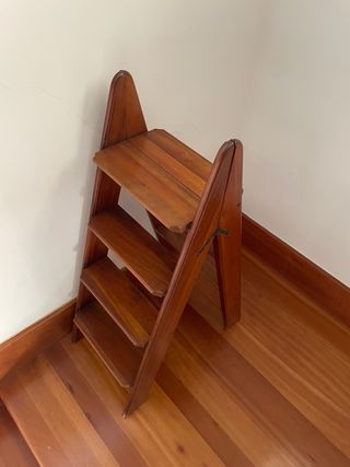 Escalera de madera para biblioteca