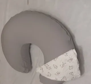 Cojín de lactancia gris con estampado