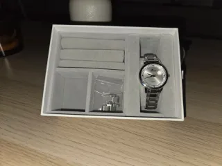 Reloj Lotus Plata con Cristales