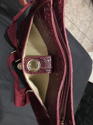 Elegante bolso de piel con textura de cocodrilo
