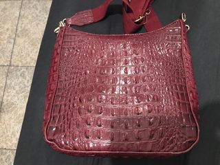 Elegante bolso de piel con textura de cocodrilo