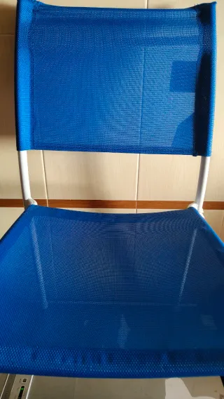 Silla azul y blanca
