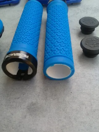 JUEGO DE SILLÍN, PUÑOS Y PEDALES AZULES EN OFERTA.