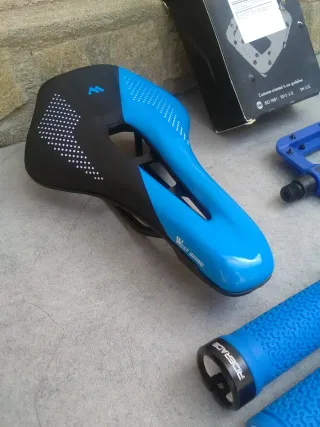 JUEGO DE SILLÍN, PUÑOS Y PEDALES AZULES EN OFERTA.