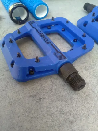 JUEGO DE SILLÍN, PUÑOS Y PEDALES AZULES EN OFERTA.