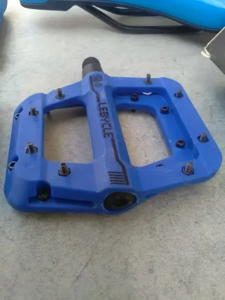 JUEGO DE SILLÍN, PUÑOS Y PEDALES AZULES EN OFERTA.