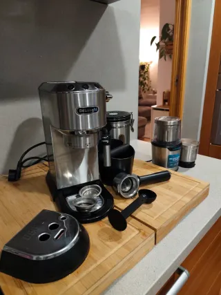 Cafetera DeLonghi Dedica + Accesorios + Molinillo
