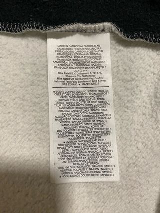 Sudadera Nike con cremallera gris y negra.