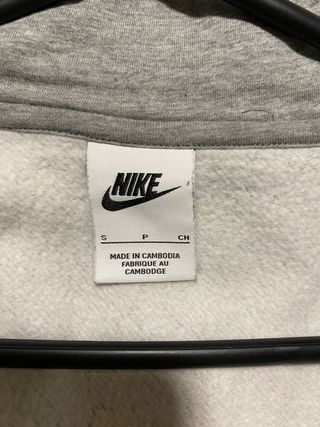Sudadera Nike con cremallera gris y negra.