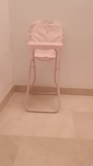 Trona y cama para muñecas