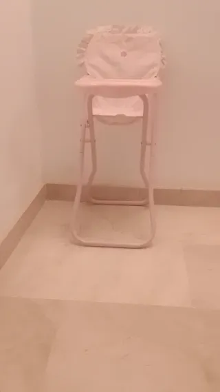 Trona y cama para muñecas