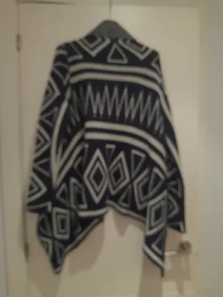 Chaqueta geométrica azul y blanca