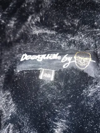 Anorak negro con forro de pelo sintético