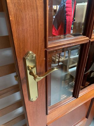 Puerta de madera con cristal. Dos puertas.