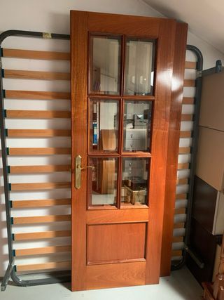 Puerta de madera con cristal. Dos puertas.