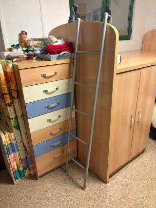 Litera de madera y metal