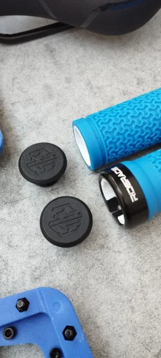 JUEGO EN OFERTA. SILLÍN, PEDALES Y PUÑOS EN AZUL.