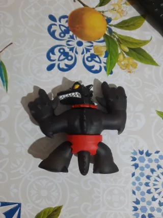 Muñeco de goma estrujable negro