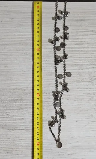 Collar plateado con colgantes