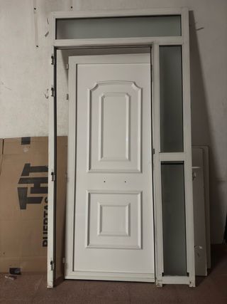 Puerta de entrada blanca con cristal